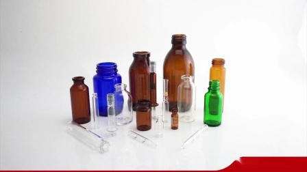 Tiefbraune Tropfflaschen aus Glas, die zum Abfüllen ätherischer Öle verwendet werden