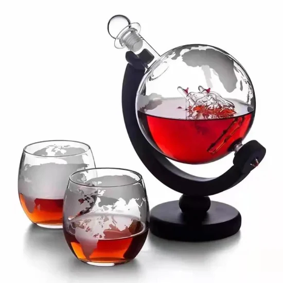 Großhandel Glasflasche Wein Likör Globe Whiskey Dekanter mit Holzsockel mit 2 Tassen