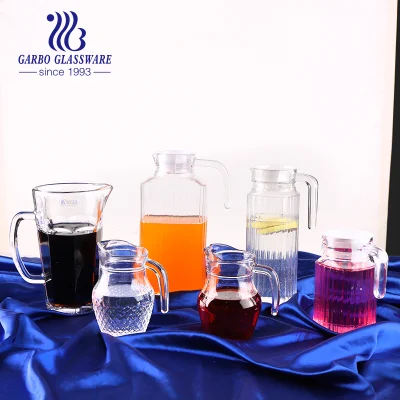 Klassischer, regelmäßiger, beliebter Wassertrinkbehälter mit halbem Griff, quadratischer Glaskrug, Krug für kalte Getränke, Saftkrüge