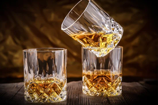 Großhandel Bar 10 Unzen Old Fashioned Twist Whisky Glasbecher 310 ml Barzubehör Trinkbecher Rock Cocktail Whisky Verkostung Glaswaren für Whisky Wein Wasser Spirituose Bier